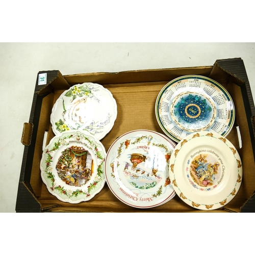 91 - A collection of Decorative plates to include Bunnykins Christmas Plates, Brambly Hedge Midwinters Ev... 