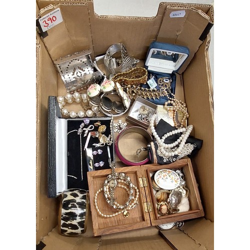 520 - A Mixed Collection of Costume Jewllery (1 tray)