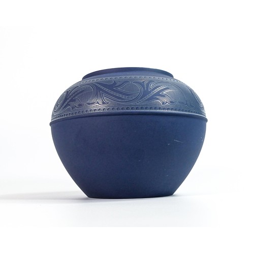 524 - Vintage Wedgwood Midnight Interiors Biscuit porcelain matt dark blue vase, 1977 Made in England. Hei... 