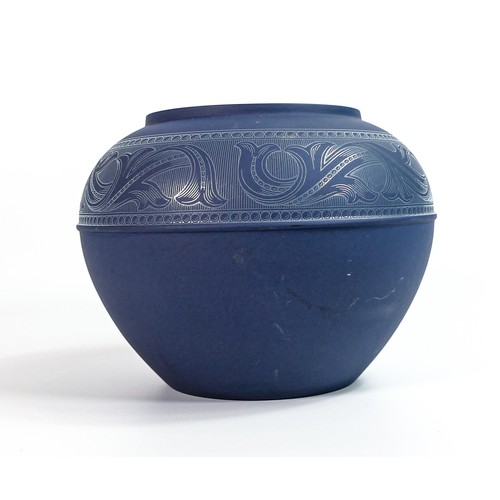 524 - Vintage Wedgwood Midnight Interiors Biscuit porcelain matt dark blue vase, 1977 Made in England. Hei... 