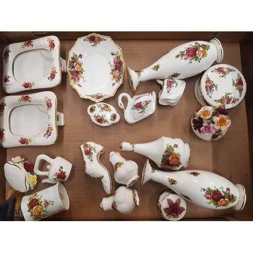 433 - Royal Albert Old Country Roses pattern items to include bud vases, trinket boxes, salt and pepper et... 