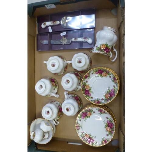 537 - A collection of Royal Albert Old Country Roses to include cups, saicers, cake knife and fork, etc (1... 