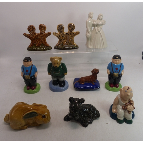 404 - A collection of Wade figures to include 2 Gingerbread twins (1 in gold), Camping Bear, Buffalo Fair ... 