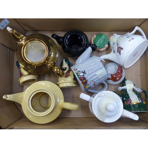 412 - A collection of Wade teapots to include 2 x Genie teapots (one in gold glaze, Andy Capp teapot, Feli... 