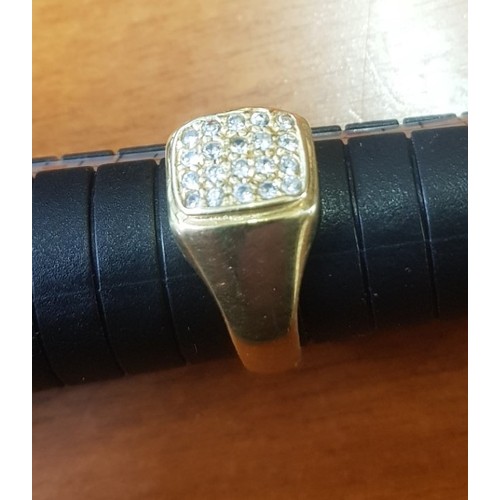 520D - 9ct gold ring set with small clear stones, size M/N, weight 4.8g.