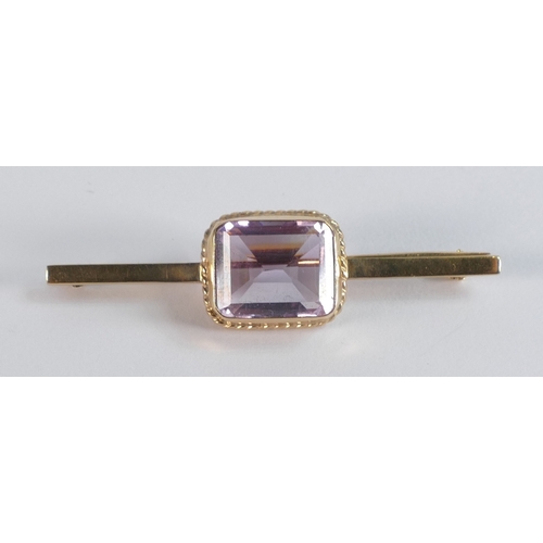 805 - 9ct gold brooch set with rectangular pink stone, 4.3g.