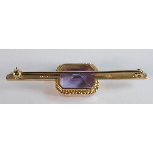 805 - 9ct gold brooch set with rectangular pink stone, 4.3g.