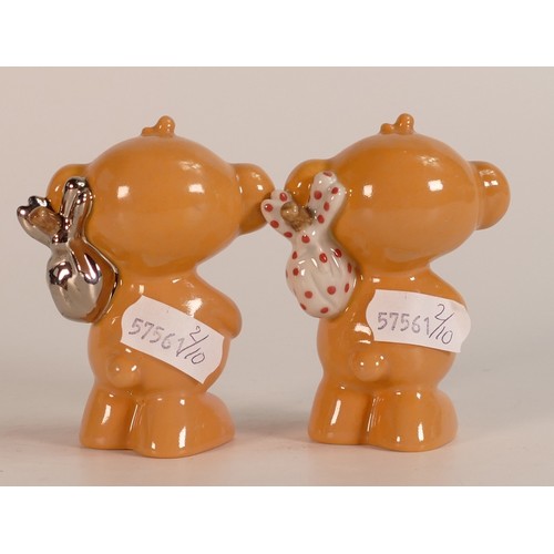 26 - Two Wade Gingie bears in different colourways. Both marked with the initials KIM to base. Height 7.5... 