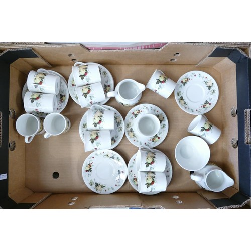 762 - A very large collection of Royal Doulton Miramont pattern tea & dinner ware to include - 4 open veg ... 