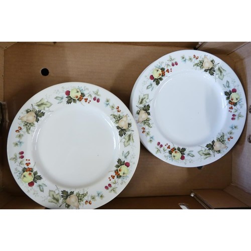 762 - A very large collection of Royal Doulton Miramont pattern tea & dinner ware to include - 4 open veg ... 