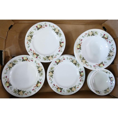 762 - A very large collection of Royal Doulton Miramont pattern tea & dinner ware to include - 4 open veg ... 