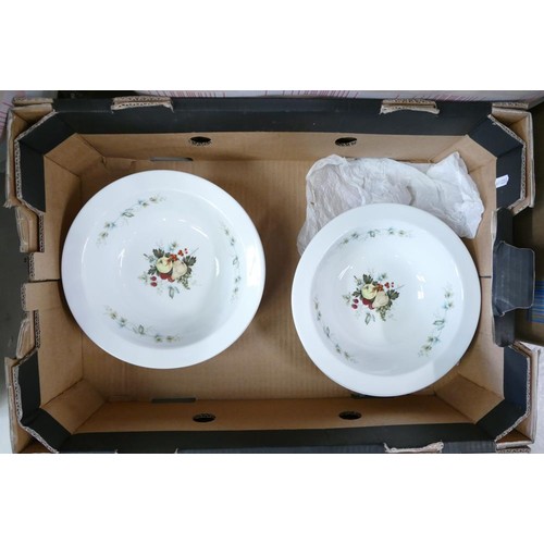 762 - A very large collection of Royal Doulton Miramont pattern tea & dinner ware to include - 4 open veg ... 