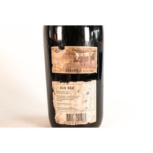 1893 - Portuguese bottle of Red wine, Dao, Regiao Demarcada Reserva 1983 21 x 16 x 33cm. Vinho Tinto.