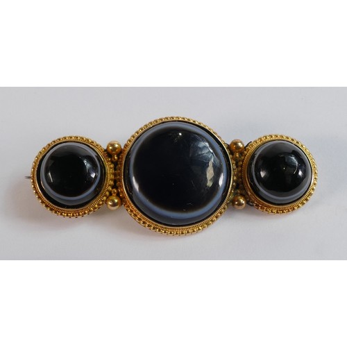 2211 - 18ct gold and agate Victorian brooch, gross weight 10.7g, with an old and substantial repair to back... 