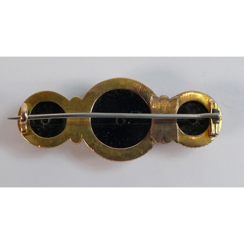 2211 - 18ct gold and agate Victorian brooch, gross weight 10.7g, with an old and substantial repair to back... 