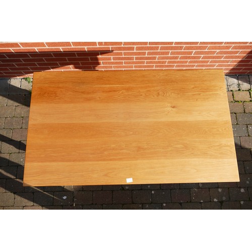 600 - Modern Solid Top Kitchen Table. Height: 75cm Length: 140cm