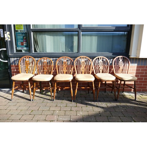 601 - A Set of Six Wheelback Windsor Chairs on Turned Supports with H-Shaped Stretcher. Height: 90cm with ... 