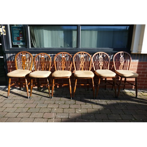 601 - A Set of Six Wheelback Windsor Chairs on Turned Supports with H-Shaped Stretcher. Height: 90cm with ... 