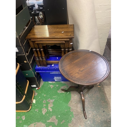 595 - 19th century Oak Circular occaisonal table together with Oak nest of 3 tables (2)