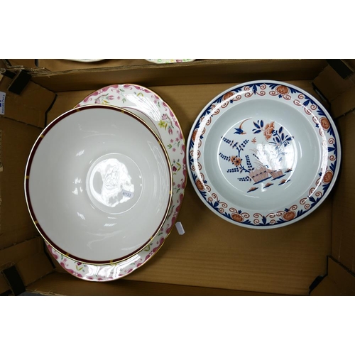 27 - A collection of Wedgwood item to include 2 x Val Hoorne dishes & Bianca patterned  oval platter toge... 