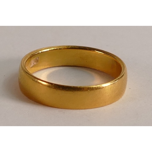 737 - 22ct gold wedding ring, size K, 4.2g.