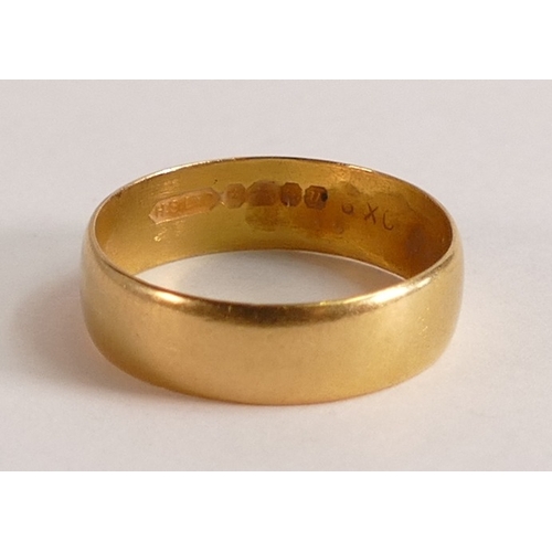 738 - 22ct gold wedding ring, size O, 3.6g.