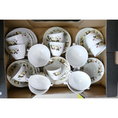 404 - A very large collection of Royal Doulton Miramont pattern tea & dinner ware to include - 4 open veg ... 