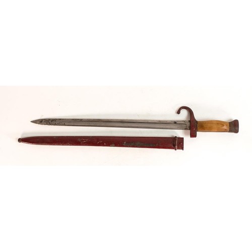 369 - A WWII Japanese style bayonet with scabbard. Painted red with wooden grips. Length incl. scabbard: 5... 