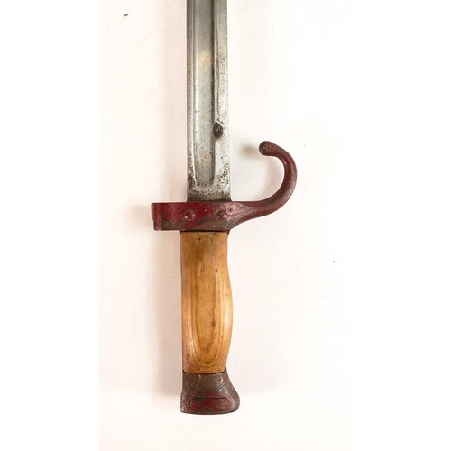 369 - A WWII Japanese style bayonet with scabbard. Painted red with wooden grips. Length incl. scabbard: 5... 