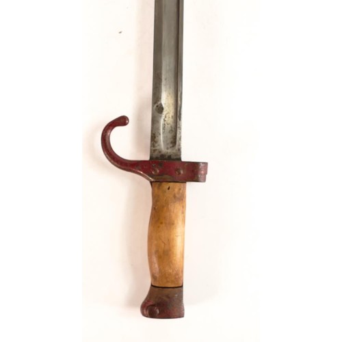 369 - A WWII Japanese style bayonet with scabbard. Painted red with wooden grips. Length incl. scabbard: 5... 