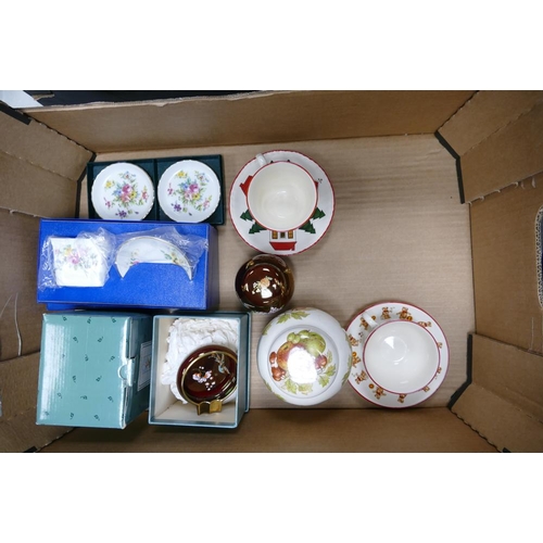 180 - A mixed collection of items to include Crown Devon Rouge Royal patterned ashtray & small ginger jar,... 