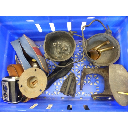 358 - A mixed collection of metalware items to include cast iron shoe lasts, salter cast iron, iron. Kodak... 