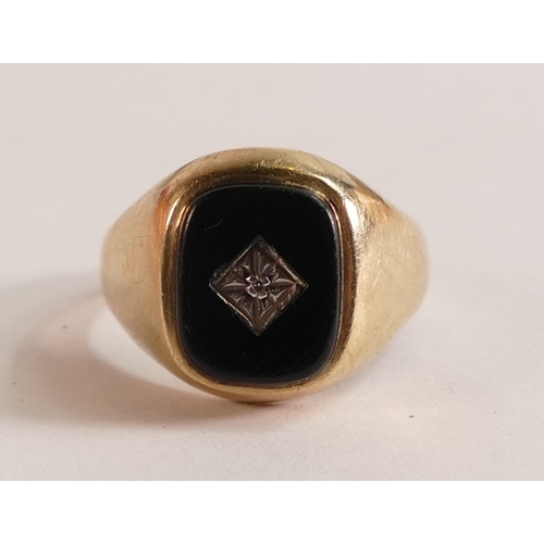 746 - 9ct gold gentleman's signet ring set with onyx stone, size Q, 3.5g.