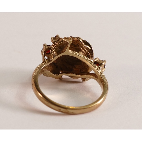 754 - 9ct gold ladies Rose ring set with red stones, size M/N, 5.5g.