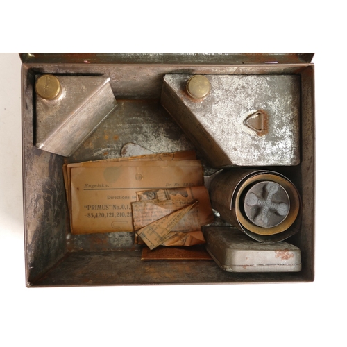 630 - War period, military / Expedition original Primus stove in tin box with all fittings.