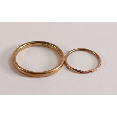 804 - Yellow metal wedding ring, hallmarks worn with 9ct gold earring, 2g.