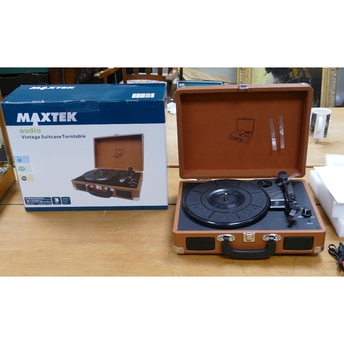 3 - Maxtek Audio Boxed Vintage Style Suitcase Turntable.