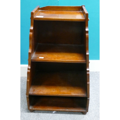 541 - A Late 19th / Early 20th Century Small Tapering Four-Tier Bookcase. Sides have Screwed on Banding Su... 