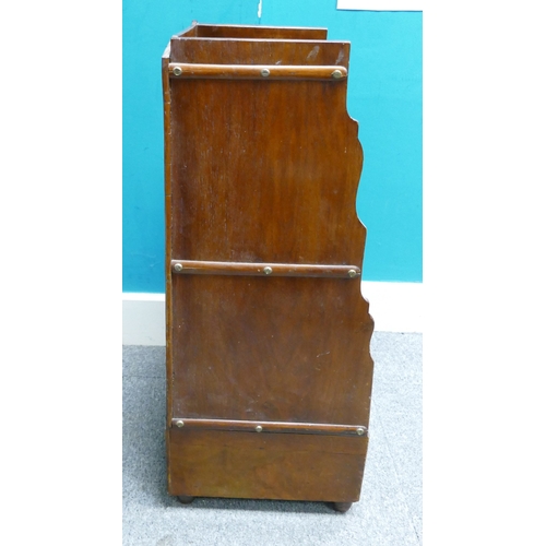 541 - A Late 19th / Early 20th Century Small Tapering Four-Tier Bookcase. Sides have Screwed on Banding Su... 