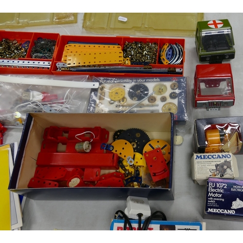 678 - A collection Meccano and other similar items to include Motors (11062, 11000), wheels, gears, cogs, ... 