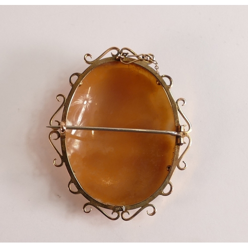 670 - Nice quality 9ct gold mounted mid size cameo brooch, market 9ct to reverse.  Measuring 50mm high, ov... 