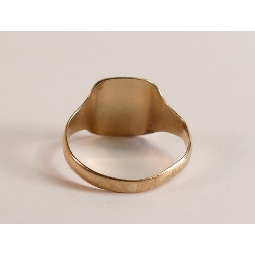 712 - 9ct gold gentleman's signet ring, size T, 3.1g.