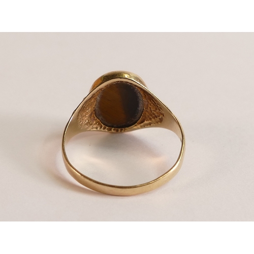 745 - 9ct gold gentleman's signet ring set with oval agate stone, size T/U, 2.8g.