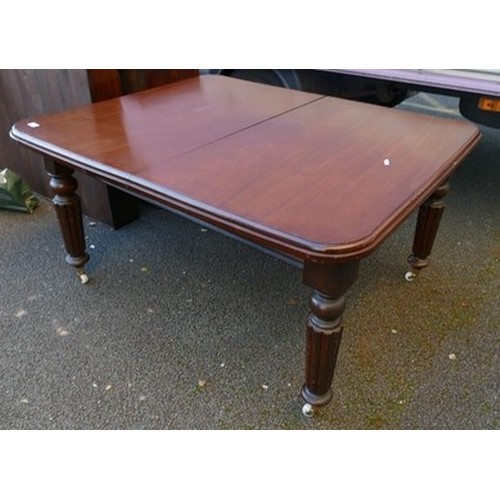 610 - Early Victorian Extending Dining Table on turned legs with brass and ceramic castors. Height: 72.5cm... 