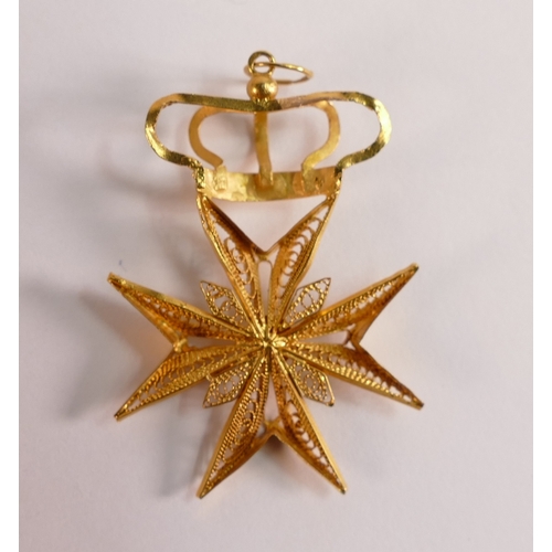 762 - Yellow metal filigree star & crown pendant, tests to high carat, 3.8g.