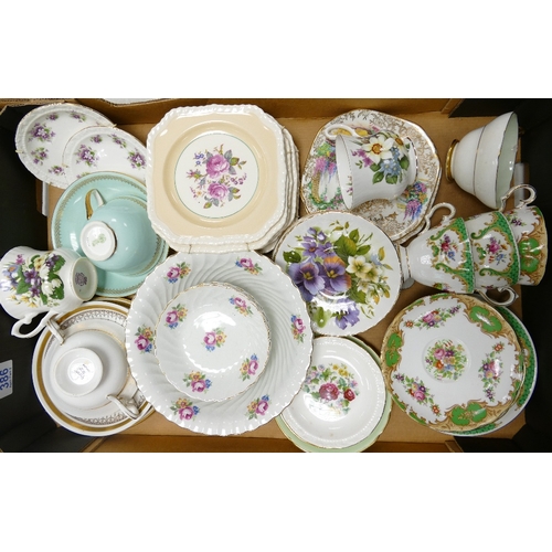 386 - A collection of various odments of pottery including floral cups, saucers, dishes etc