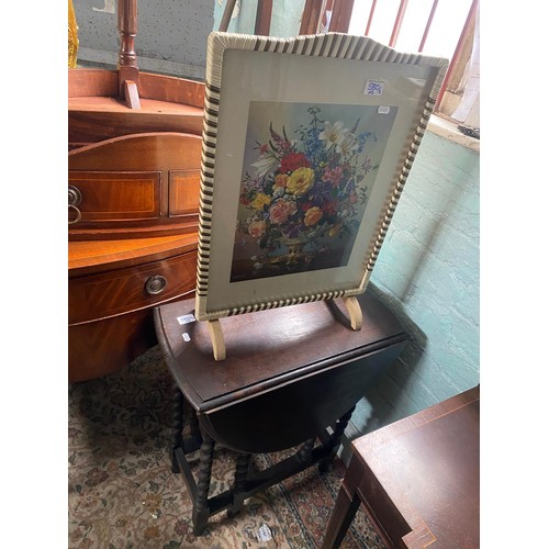 580 - Dark oak drop leaf side table, together with a mid-century floral fire screen (2).