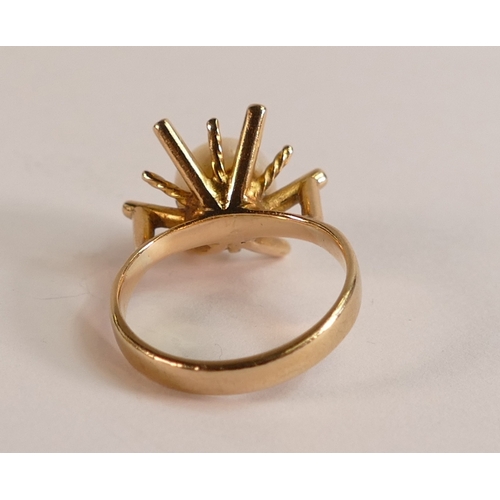 792 - 9ct gold ring set with a single pearl, size O, 4.7g.