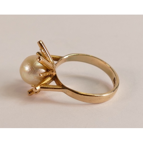 792 - 9ct gold ring set with a single pearl, size O, 4.7g.