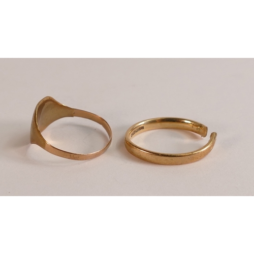 794 - 2 x 9ct gold rings, both damaged for scrap, 4.7g.